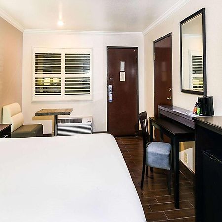 Travelodge By Wyndham Commerce Los Angeles Area Bagian luar foto