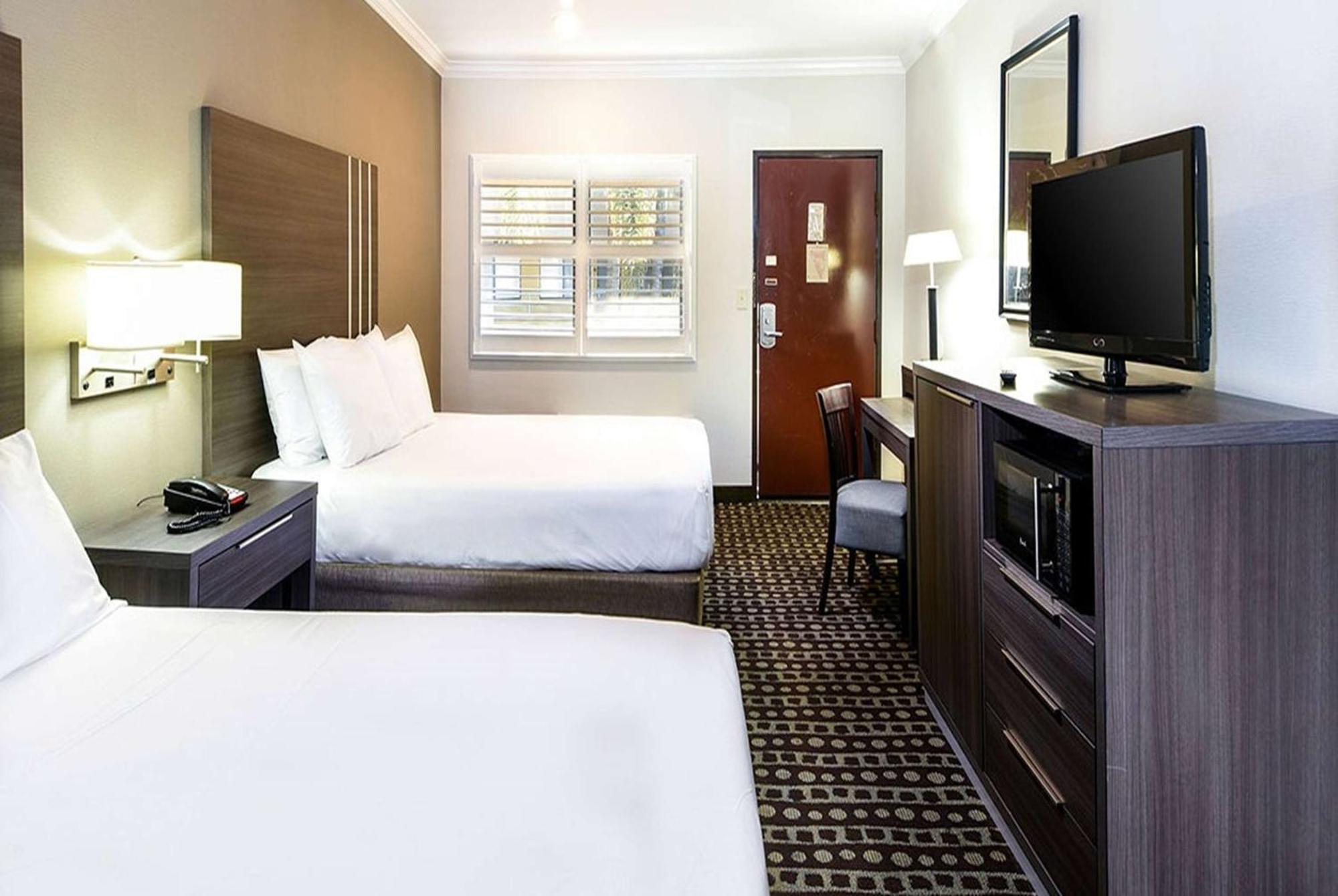 Travelodge By Wyndham Commerce Los Angeles Area Bagian luar foto