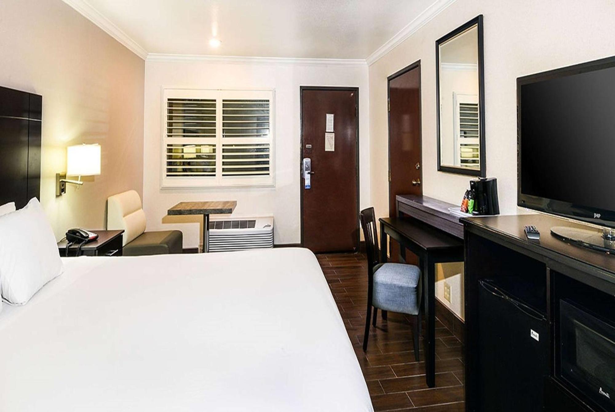 Travelodge By Wyndham Commerce Los Angeles Area Bagian luar foto