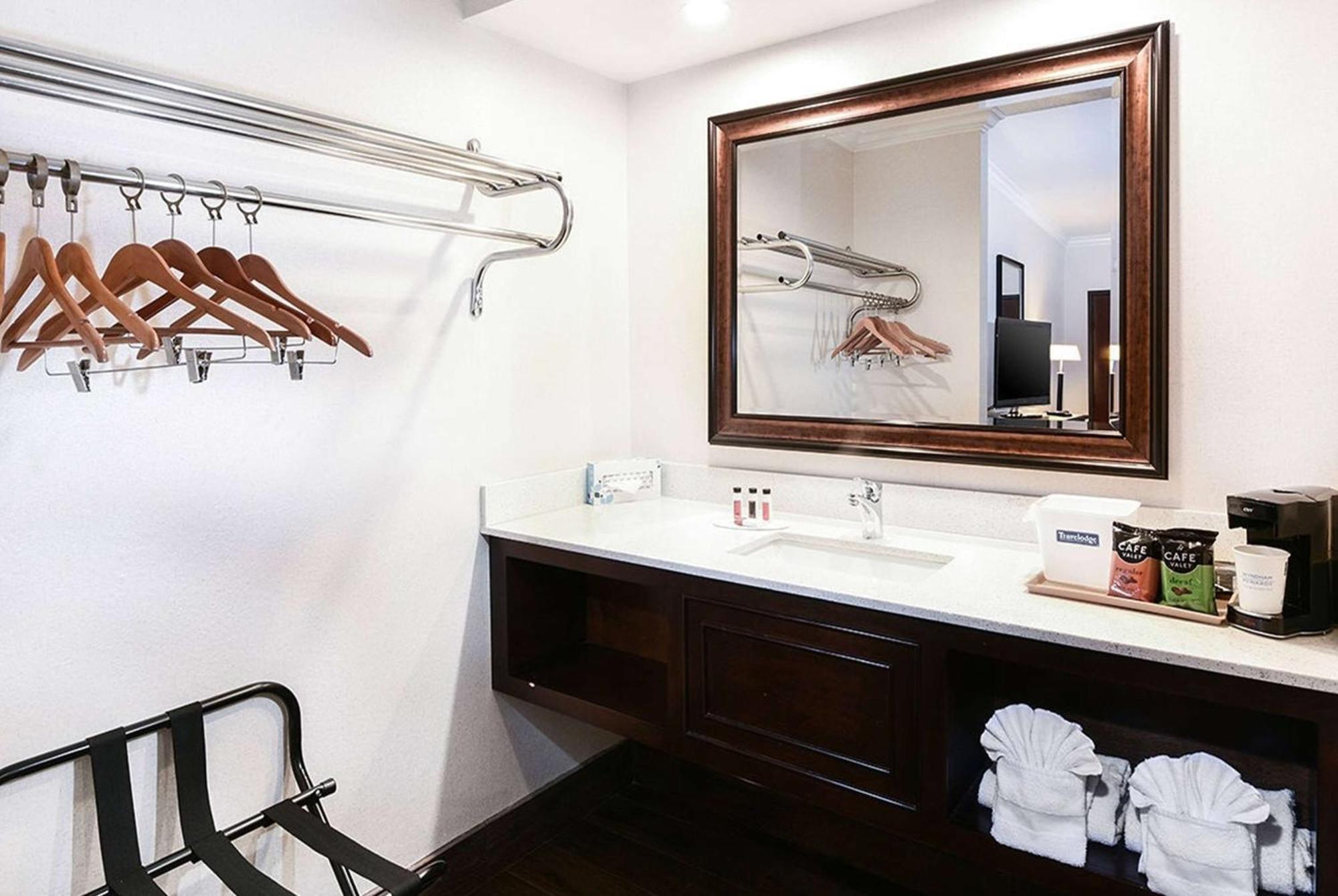 Travelodge By Wyndham Commerce Los Angeles Area Bagian luar foto