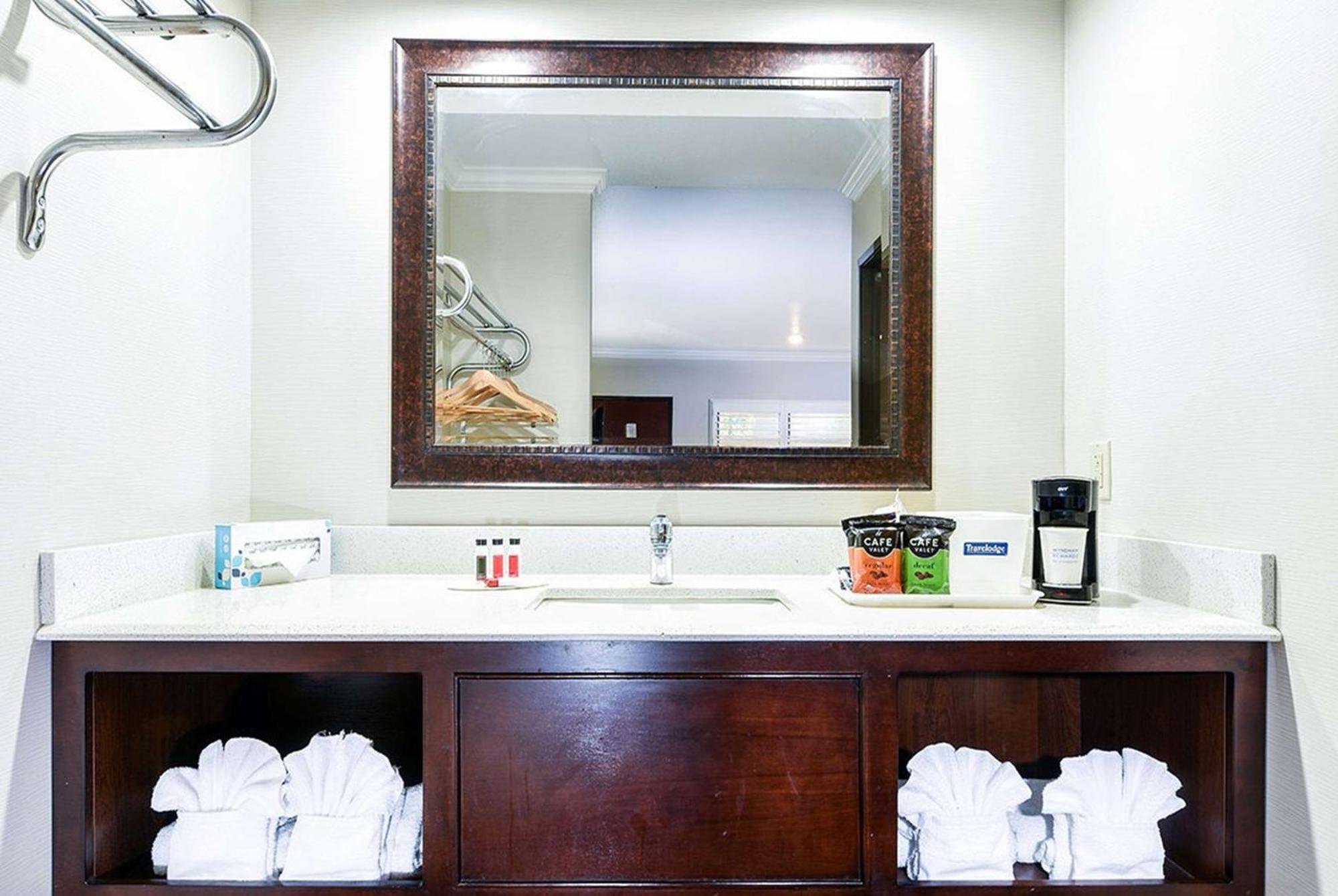 Travelodge By Wyndham Commerce Los Angeles Area Bagian luar foto