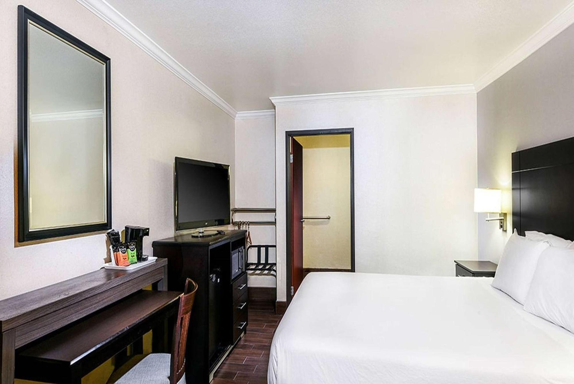 Travelodge By Wyndham Commerce Los Angeles Area Bagian luar foto