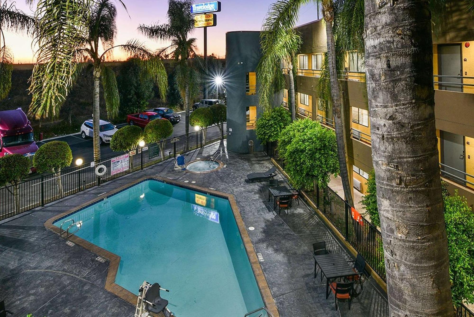 Travelodge By Wyndham Commerce Los Angeles Area Bagian luar foto
