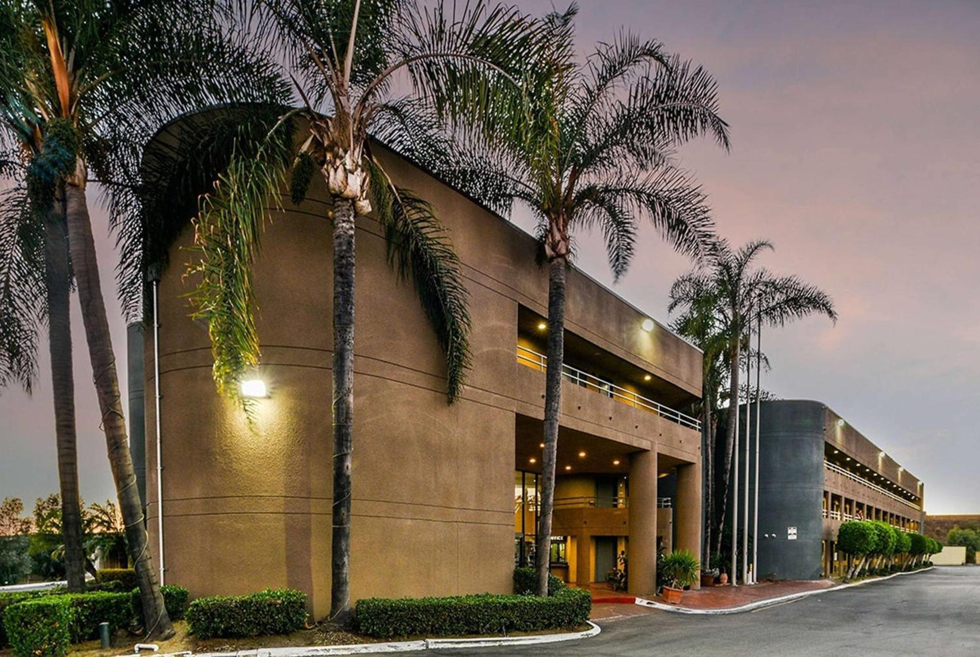 Travelodge By Wyndham Commerce Los Angeles Area Bagian luar foto