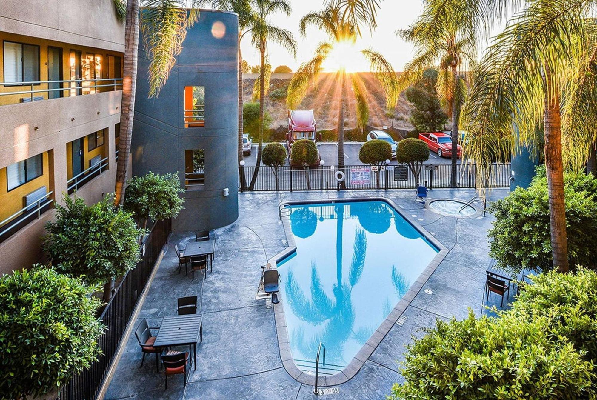 Travelodge By Wyndham Commerce Los Angeles Area Bagian luar foto